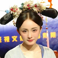 Yang Mi meraih popularitasnya mulai 2005 hingga 2007 ketika membintangi tiga serial drama berturut-turut selama tiga tahun. Dia bermain dalam serial Strange Tales of Liaozhai (2005), The Return of the Condor Heroes (2006), Wang Zhao Jun (2007). Perannya sebagai Guo Xiang dalam remake serial yang dulunya dibintangi Andy Lau, The Return of the Condor Heroes cukup menarik perhatian. Foto: dok. Weibo