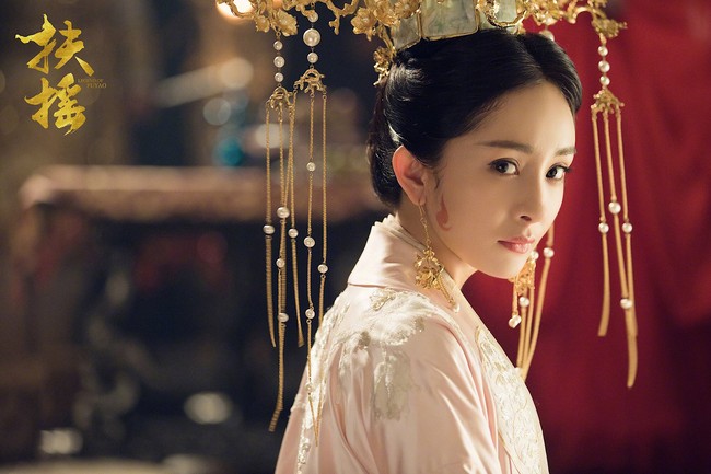 Popularitas Yang Mi benar-benar meroket setelah dia membintangi serial drama Palace. Lewat serial tersebut dia meraih gelar aktris terpopuler di Shanghai Television Festival. Dan lagu soundtrack yang dibawakannya memenangkan penghargaan lagu soundtrack terbaik di Huading Awards. Foto: dok. Weibo