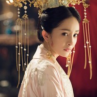 Popularitas Yang Mi benar-benar meroket setelah dia membintangi serial drama Palace. Lewat serial tersebut dia meraih gelar aktris terpopuler di Shanghai Television Festival. Dan lagu soundtrack yang dibawakannya memenangkan penghargaan lagu soundtrack terbaik di Huading Awards. Foto: dok. Weibo