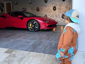 Umur 3 Tahun Dulu Kamu Ngapain? Bocah Ini Geber Ferrari di Sirkuit
