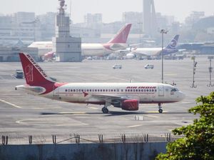 Penumpang Berulah Sampai Pukul Pramugari, Pilot Langsung Putar Balik