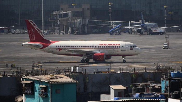 Air India Airbus A320 aircraft as seen flying over the mountains of Kathmandu valley and landing in Tribhuvan International Airport KTM. The arriving Airbus A320-200 passenger plane of the Indian carrier has the registration VT-EXD and is powered by 2x CFMI jet engines. AirIndia is the flag carrier of India, with headquarters in New Delhi, the airline is member of Star Alliance aviation group. Kathmandu, Nepal on April 2022 (Photo by Nicolas Economou/NurPhoto via Getty Images)