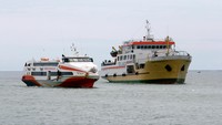 Kapal itu berhasil dievakuasi dengan cara ditarik oleh KM Sabuk Nusantara menuju Pelabuhan Gorontalo setelah terombang-ambing selama 13 jam.
