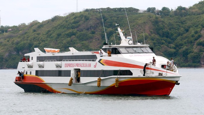 Kapal cepat Express Pricillia bersiap untuk berlabuh di Pelabuhan Gorontalo, Selasa (14/2/2023). Kapal cepat Express Pricillia dari Gorontalo tujuan Pagimana Sulawesi Tengah yang mengangkut 85 penumpang mengalami mati mesin di perairan Teluk Tomini dan berhasil dievakuasi dengan cara ditarik oleh KM Sabuk Nusantara menuju Pelabuhan Gorontalo setelah terombang-ambing selama 13 jam. ANTARA FOTO/Adiwinata Solihin/aww.
