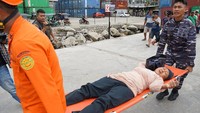 Sebanyak 73 penumpang dan 12 kru kapal berhasil dievakuasi.