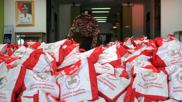 2.000 Paket Bantuan Presiden untuk Korban Gempa Tiba di Jayapura Petugas menata kantong bantuan dari Presiden Joko Widodo berisi sembako untuk korban gempa bumi Jayapura di posko induk pengungsian di Kantor Wali Kota Jayapura, Papua, Rabu (15/2/2023). Sebanyak 2.000 paket sembako dari Presiden tersebut tiba di Jayapura untuk meringankan beban bagi para korban terdampak gempa yang terjadi pada 9 Januari 2023. ANTARA FOTO/Gusti Tanati/app/tom.