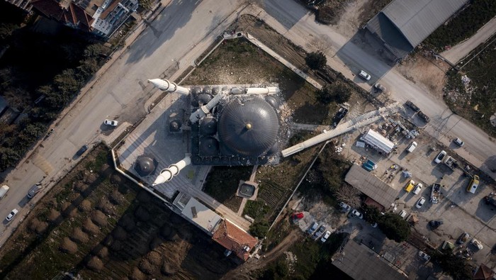 3 Menara Masjid di Turki Roboh Imbas Gempa HATAY, TURKIYE - FEBRUARY 14: An aerial view of damaged Haci Rahma Ipek Mosque in Hatay, after 7.7 and 7.6 magnitude earthquakes hit Turkiye's Kahramanmaras, on February 14, 2023. Many buildings and vehicles were destroyed or damaged in the city where search and rescue efforts continue. On Feb. 06, a strong 7.7 earthquake, centered in the Pazarcik district, jolted Kahramanmaras and strongly shook several provinces, including Gaziantep, Sanliurfa, Diyarbakir, Adana, Adiyaman, Malatya, Osmaniye, Hatay, and Kilis. Later, at 13.24 p.m. (1024GMT), a 7.6 magnitude quake centered in Kahramanmaras' Elbistan district struck the region. (Photo by Ercin Erturk/Anadolu Agency via Getty Images)