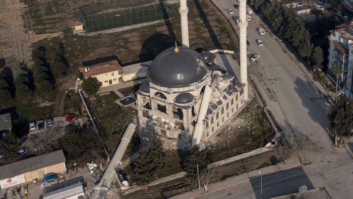 3 Menara Masjid di Turki Roboh Imbas Gempa HATAY, TURKIYE - FEBRUARY 14: An aerial view of damaged Haci Rahma Ipek Mosque in Hatay, after 7.7 and 7.6 magnitude earthquakes hit Turkiye's Kahramanmaras, on February 14, 2023. Many buildings and vehicles were destroyed or damaged in the city where search and rescue efforts continue. On Feb. 06, a strong 7.7 earthquake, centered in the Pazarcik district, jolted Kahramanmaras and strongly shook several provinces, including Gaziantep, Sanliurfa, Diyarbakir, Adana, Adiyaman, Malatya, Osmaniye, Hatay, and Kilis. Later, at 13.24 p.m. (1024GMT), a 7.6 magnitude quake centered in Kahramanmaras' Elbistan district struck the region. (Photo by Ercin Erturk/Anadolu Agency via Getty Images)
