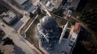 Tampak tiga menara yang mengeliling bangunan masjid roboh.  