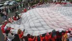 Kain Lap Raksasa Membentang di Depan Gedung DPR, Ada Apa?