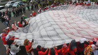 Mereka menuntut DPR untuk segera mengesahkan Rancangan Undang-Undang Perlindungan Pekerja Rumah Tangga (RUU PPRT) untuk melindungi HAM para pekerja rumah tangga yang selama ini dinilai kerap kali terabaikan.   