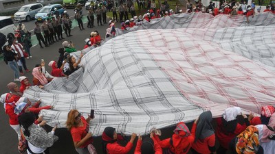 Kain Lap Raksasa Membentang di Depan Gedung DPR, Ada Apa?