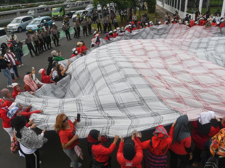 Kain Lap Raksasa Membentang di Depan Gedung DPR, Ada Apa?