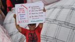 Kain Lap Raksasa Membentang di Depan Gedung DPR, Ada Apa?