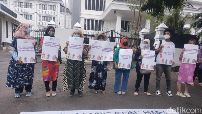 Aksi unjuk rasa di depan kantor DPRD Jabar mendesak UU Perlindungan PRT segera disahkan.