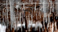Pemandangan garam kristal tergantung di atas sebuah ruangan di sepanjang Sungai Lancang.