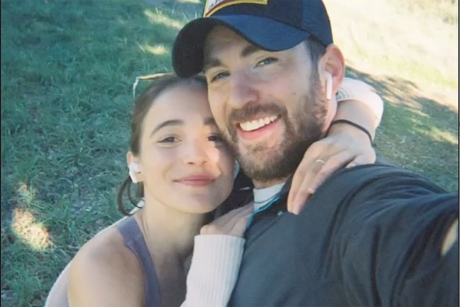Inilah foto mesra Chris Evans dan Alba Baptista yang sedang dimabuk cinta. Seperti dikutip dari Just Jared, rumor adanya hubungan cinta Alba Baptista dan Chris Evans berhembus sejak Februari 2022. Foto: Instagram