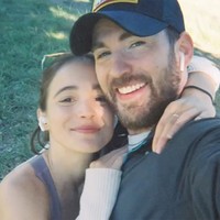 Inilah foto mesra Chris Evans dan Alba Baptista yang sedang dimabuk cinta. Seperti dikutip dari Just Jared, rumor adanya hubungan cinta Alba Baptista dan Chris Evans berhembus sejak Februari 2022. Foto: Instagram