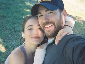 Pernikahan Chris Evans dan Alba Baptista, Digelar Tertutup-Ponsel Tamu Disita