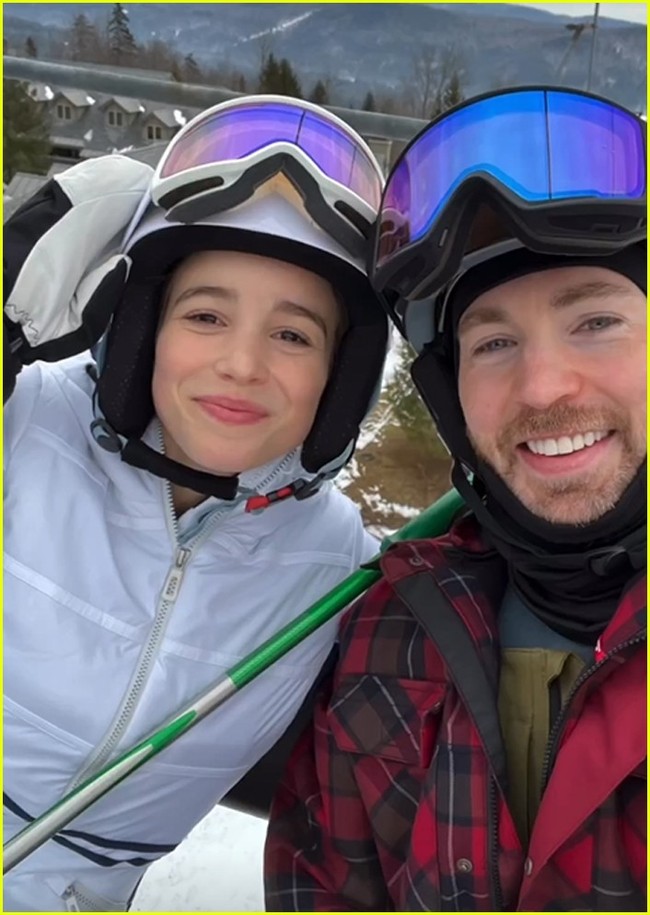 Layaknya pasangan kekasih, keduanya melakukan aktivitas bersama seperti hiking, travelling hingga jalan-jalan dengan anjing sang aktor, Dodger. Foto: Instagram