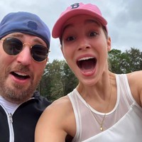 Setelah sebelumnya tak mengekspos hubungan cintanya, Chris Evans pertamakali go public dengan Alba Baptista di media sosial pada Januari 2023. Dia memperlihatkan momen throwback 2022 bersama aktris 25 tahun itu. Foto: Instagram