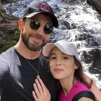 Dari video berupa cuplikan foto-fotonya dengan Alba Baptista terlihat sudah berbagai kegiatan dilakukan Chris Evans bersama aktris asal Portugal itu. Foto: Instagram