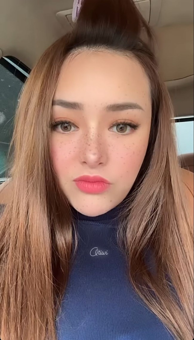 Kini Amanda Manopo jadi terlihat lebih cantik dan anggun dengan rambut panjang berwarna coklat. Bagaimana menurutmu penampilan terbaru Amanda Manopo? Foto: Instagram/@amandamanopo