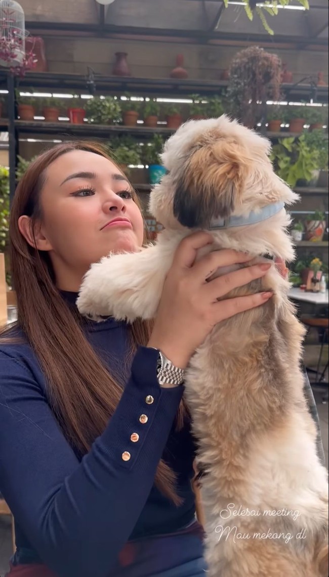 Tampaknya Amanda Manopo sendiri memang ingin menghilangkan citra Andin yang begitu melekat pada dirinya. Pasalnya sebelum memerankan karakter tersebut Amanda sendiri memiliki rambut panjang. Foto: Instagram/@amandamanopo