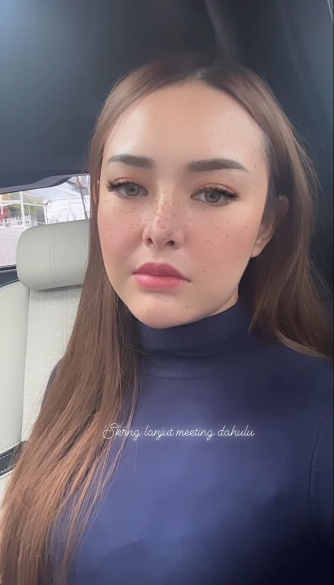 Saat memerankan karakter Andin, Amanda Manopo sengaja memotong rambutnya menjadi pendek agar bisa tampil beda. Kini ia pun kembali memilih gaya rambut panjang. Foto: Instagram/@amandamanopo