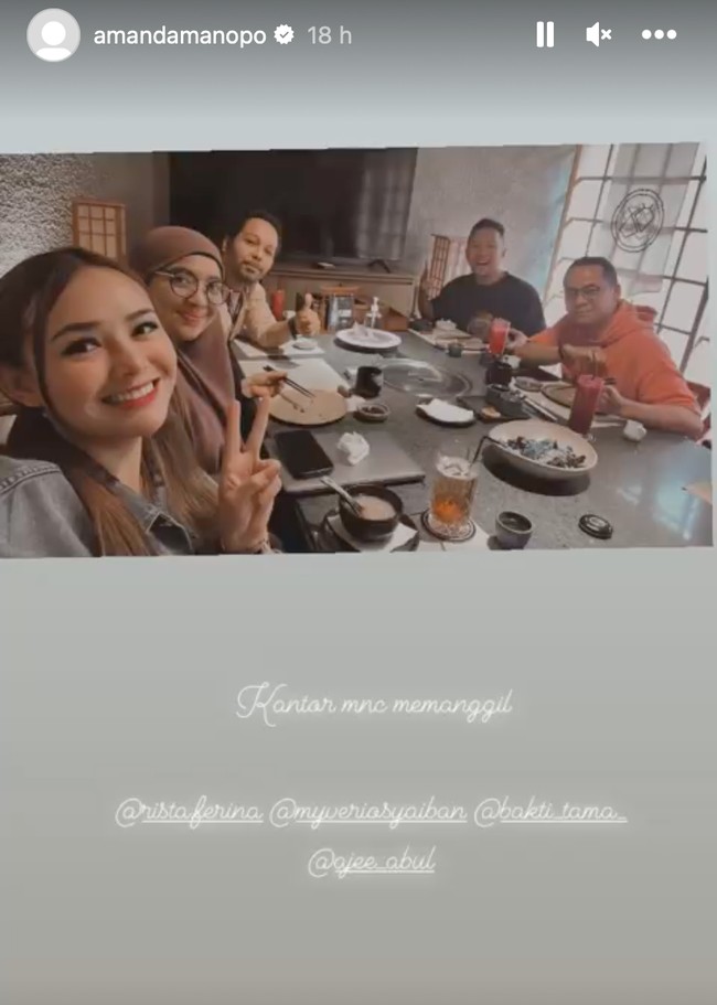 Begini penampilan Amanda Manopo bersama rekan-rekannya. Sudah tak lagi sama dengan penampilannya saat memerankan karakter Andin bukan? Foto: Instagram/@amandamanopo