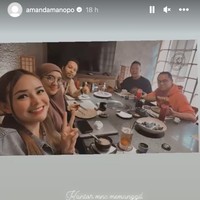 Begini penampilan Amanda Manopo bersama rekan-rekannya. Sudah tak lagi sama dengan penampilannya saat memerankan karakter Andin bukan? Foto: Instagram/@amandamanopo