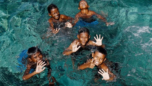 Menikmati kesegaran berenang di Labuan Bajo