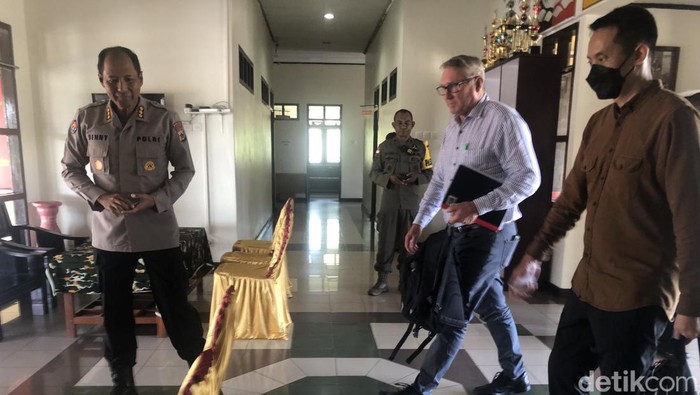 Atase Kepolisian Selandia Baru Paul Laurence berkunjung di Markas Batalyon B Brimob Polda Papua, Timika, Kabupaten Mimika, Papua Tengah.