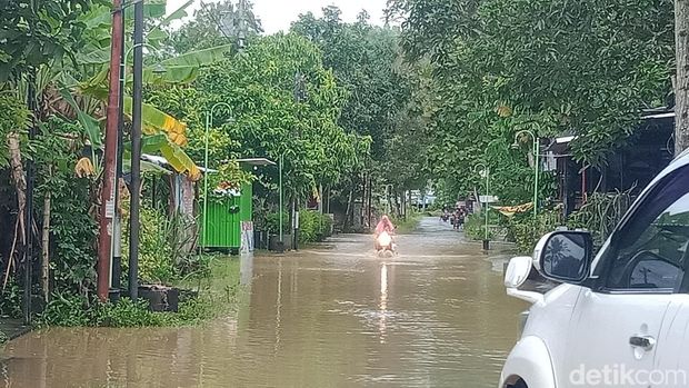 Banjir luapan Sungai Dengkeng di Desa Wiro, Kecamatan Bayat, Klaten.
