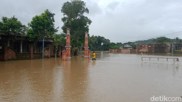 Sejumlah desa di tiga kecamatan di Klaten terendam banjir luapan Sungai Dengkeng. Tiga kecamatan tersebut antara lain Kecamatan Bayat, Trucuk dan Cawas.