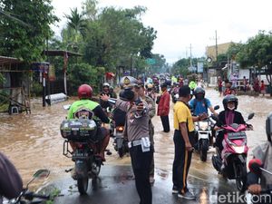 Banjir Bikin Jalan Raya Nasional Ponorogo-Wonogiri Macet 3 Kilometer