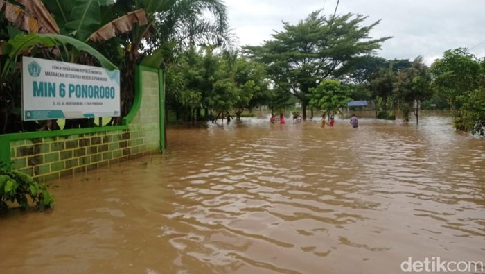 Banjir merendam MIN 6 Ponorogo
