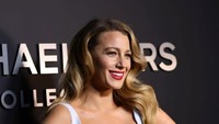 Blake Lively dikabarkan melahirkan anak keempatnya bersama Ryan Reynolds, Minggu (12/2). Meski sudah memiliki 4 anak, tubuh Lively masih terlihat langsing dan bugar. Apa rahasianya? (Foto: Instagram @blakelively)
