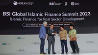 Komisaris Utama PT Bank Syariah Indonesia Tbk (BSI) Adiwarman Azwar Karim, Wakil Menteri BUMN Kartika Wirjoatmodjo, Direktur Utama BSI Hery Gunardi, dan Ketua Dewan Pengawas Syariah BSI Hasanudin membukan BSI Global Islamic Finance Summit 2023.