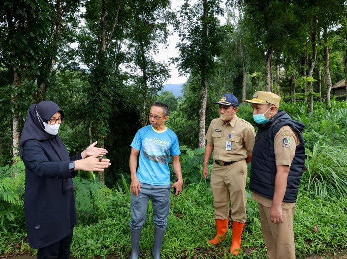 Bupati Banyuwangi Ipuk Fiestiandani saat memberikan instruksi soal penanganan banjir.