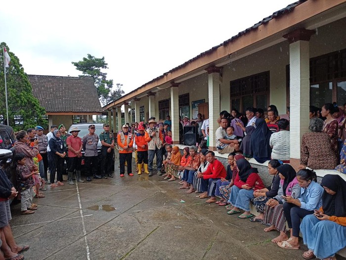 Bupati Wonogiri Joko Sutopo mengunjungi pengungsi di Desa Pucung, Kecamatan Kismantoro, Rabu (15/2/2023).