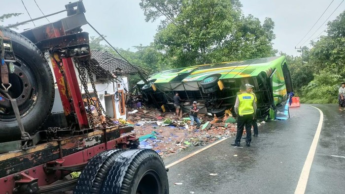bus terguling tabrak rumah di Pasuruan