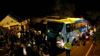 Bus tabrak rumah, musala, warung, dan empat motor (Foto: Muhajir Arifin)