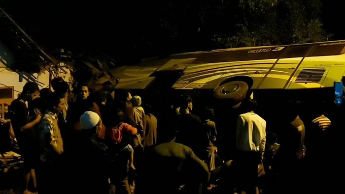Bus terguling tabrak rumah di Pasuruan