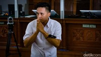 Eliezer menyapa hadirin di ruang sidang sebelum sidang dimulai.