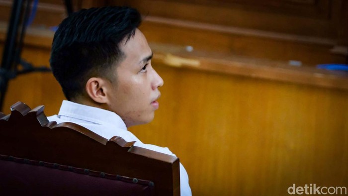 Richard Eliezer (Bharada E) tiba di ruang sidang jelang menghadapi vonis hari ini. Eliezer bersama pengacara berdoa bersama sebelum sidang.