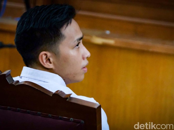 Richard Eliezer (Bharada E) tiba di ruang sidang jelang menghadapi vonis hari ini. Eliezer bersama pengacara berdoa bersama sebelum sidang.