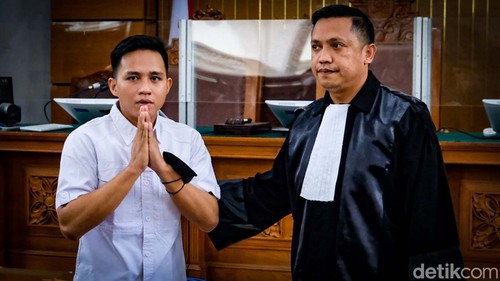Richard Eliezer (Bharada E) tiba di ruang sidang jelang menghadapi vonis hari ini. Eliezer bersama pengacara berdoa bersama sebelum sidang.