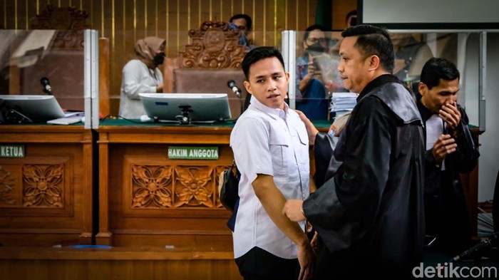 Richard Eliezer (Bharada E) tiba di ruang sidang jelang menghadapi vonis hari ini. Eliezer bersama pengacara berdoa bersama sebelum sidang.