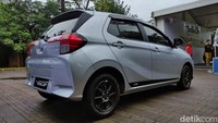 Daihatsu Ayla baru menggunakan mesin 1.200 WA-VE yang diklaim 10 persen lebih irit BBM dibandingkan versi sebelumnya. Sayangnya, belum ada informasi resmi mengenai tenaga dan torsi yang bisa dihasilkan, termasuk apakah mesin 1.000cc-nya masih dipertahankan atau tidak. Foto: Septian Farhan Nurhuda/detik.com
